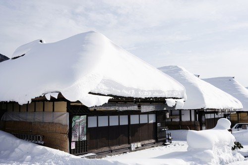 屋根の除雪や氷柱などの砕き作業はお任せください!